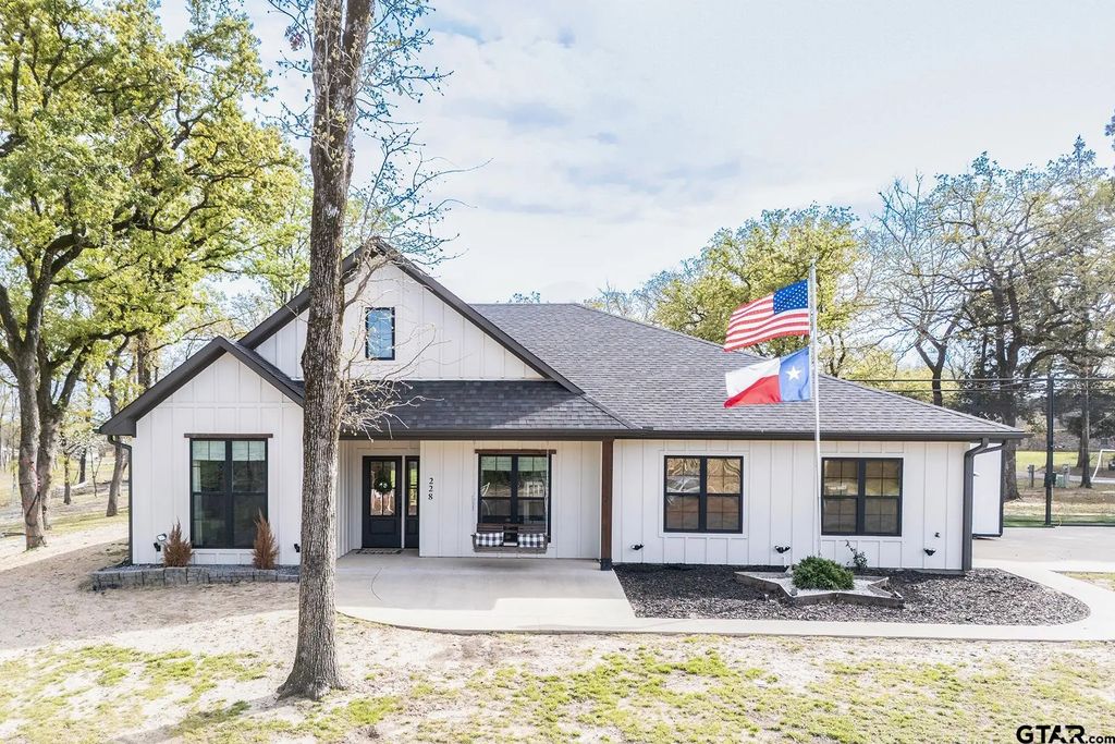 228 Cr 2462, Mineola