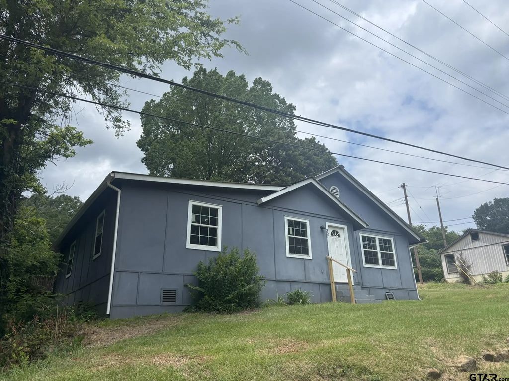 307 Russell, Hughes Springs
