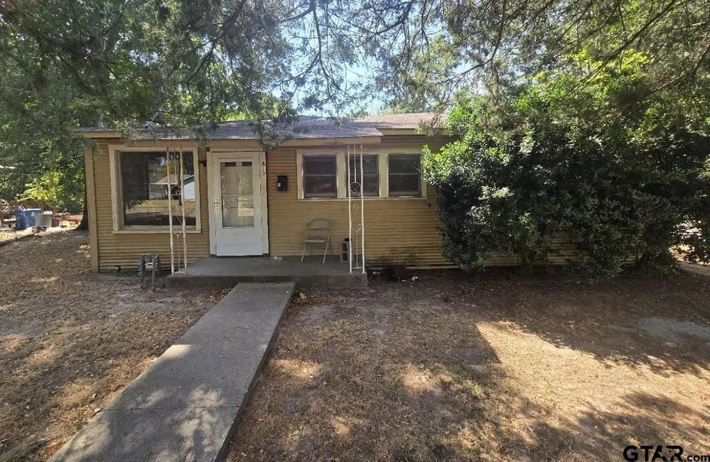 813 Sycamore St, Mineola