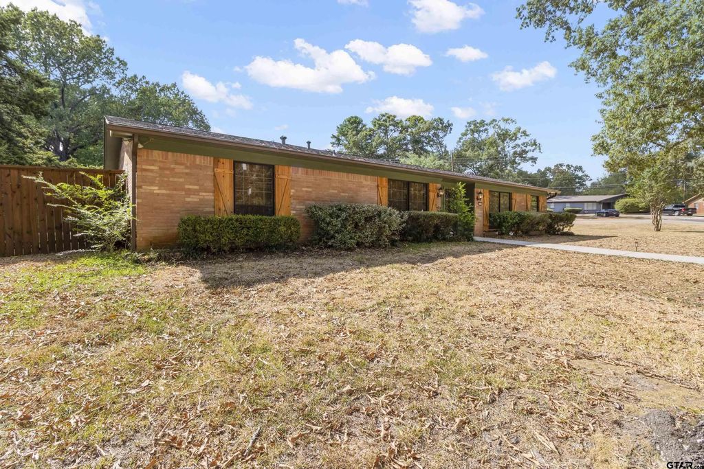 3111 Clinton St, Longview