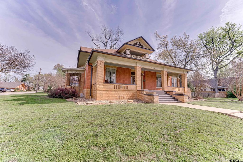 210 W Elm St, Winnsboro