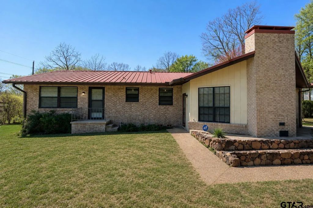 109 Maxine St, Mineola