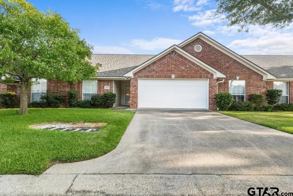5401 Hollytree Dr. Apt 1203, Tyler
