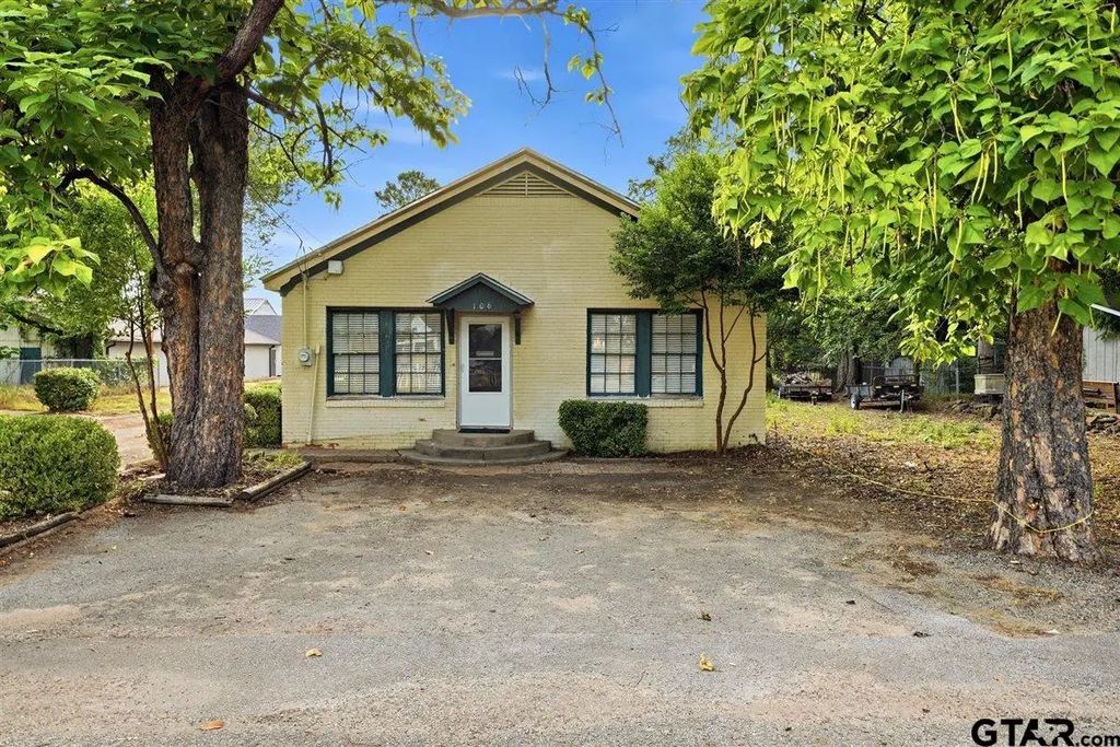 106 S College St, Lindale