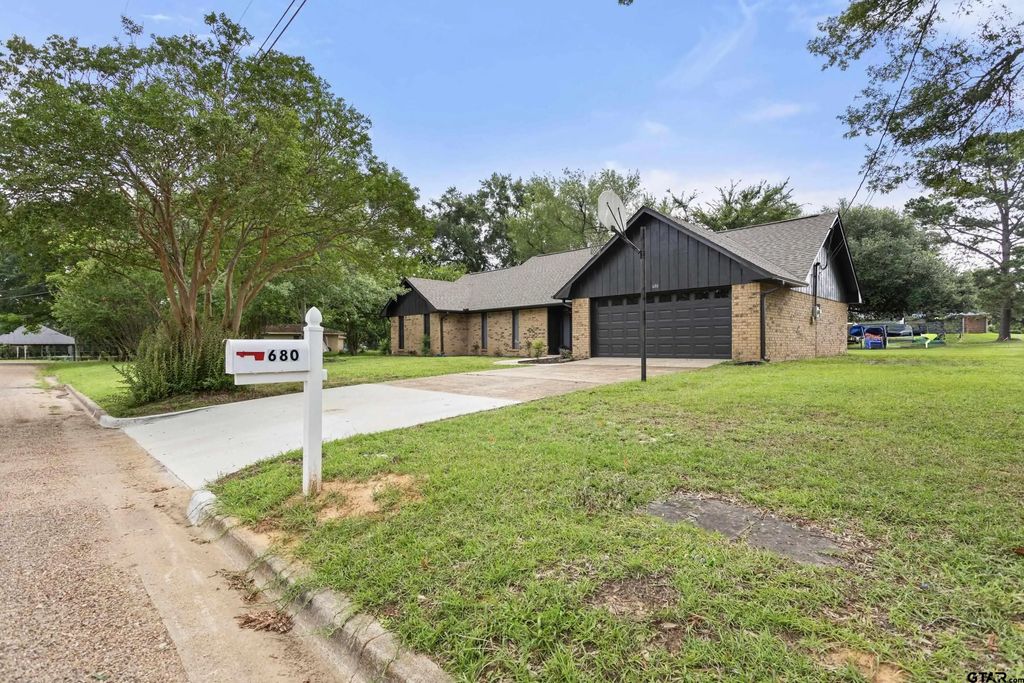 680 Woodbine Dr., Hawkins