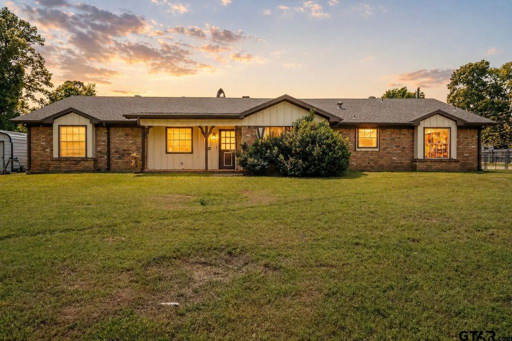 1006 Spring St, Longview