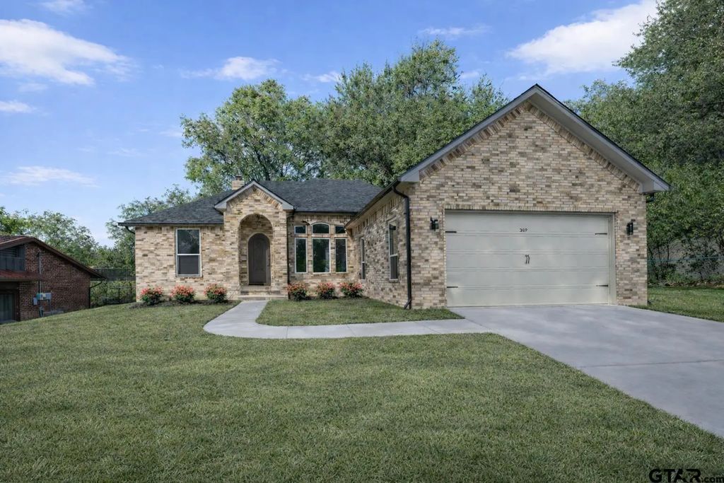 105 Maxine St, Mineola