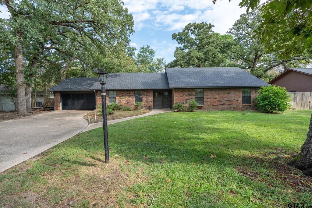 3698 Holly Ln, Flint