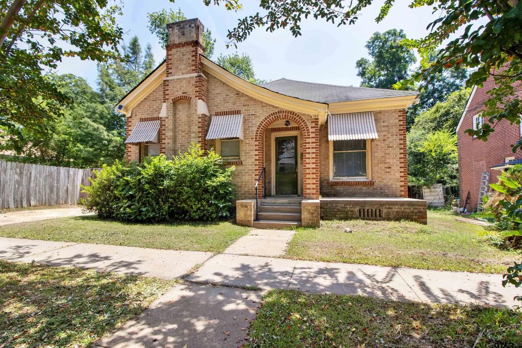 106 N College Street, Marshall