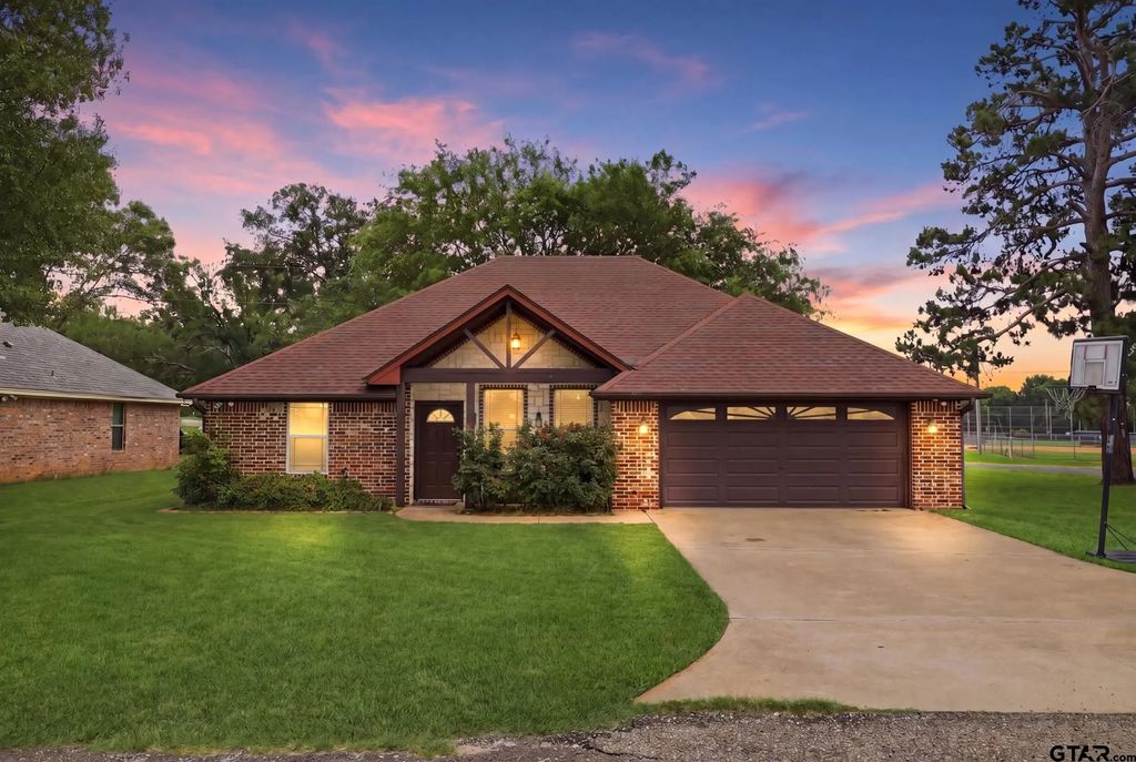 605 Penny Ln, Lindale