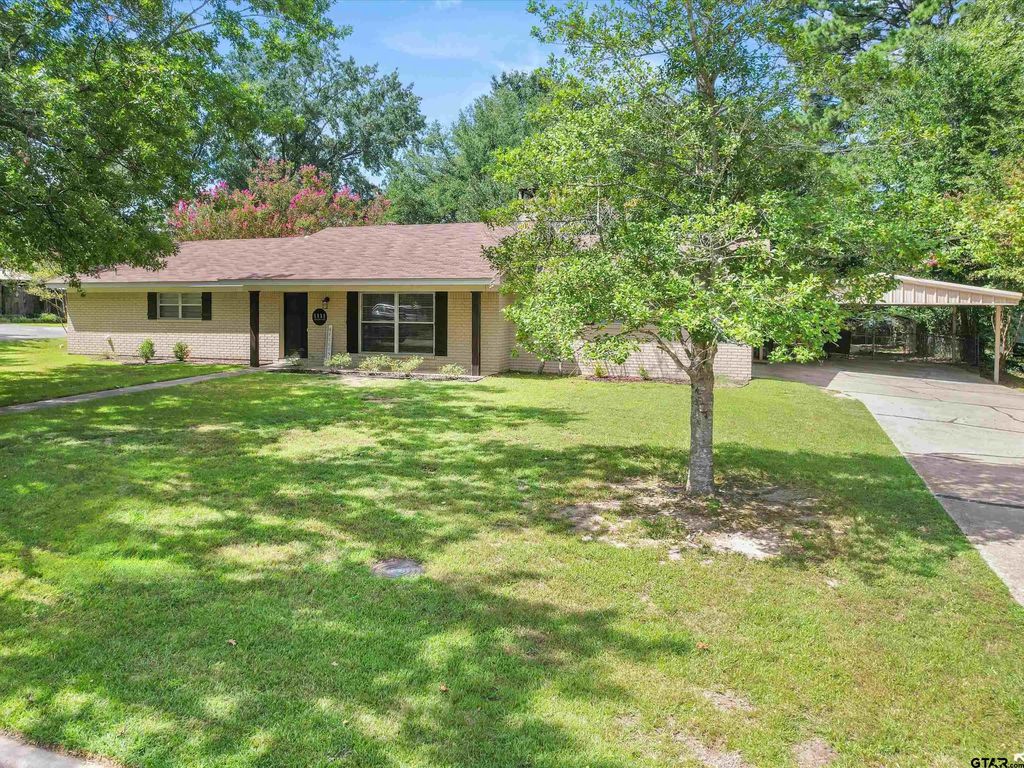 1111 Dogwood St, Gilmer