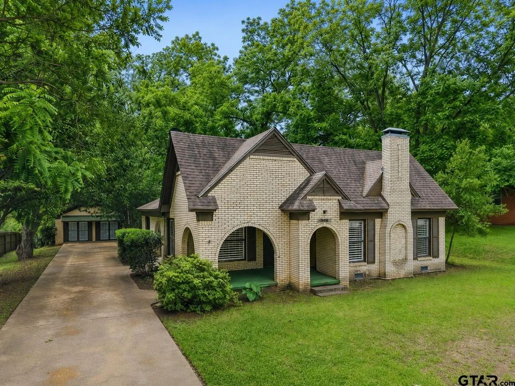 202 E College Street, Big Sandy