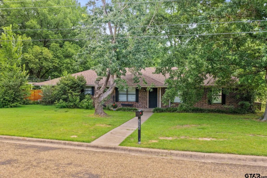 206 Carr Dr, Mt Pleasant