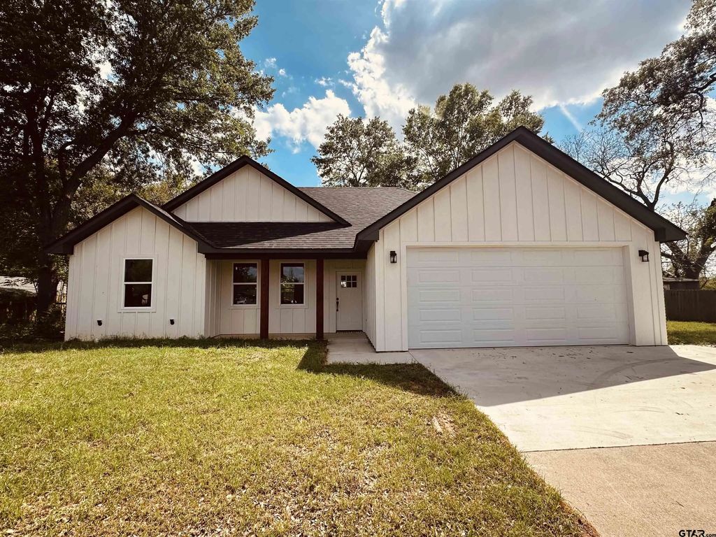1002 E Main St, Whitehouse