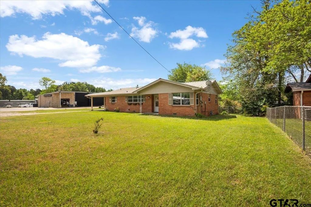 1602 W Duval Street, Troup