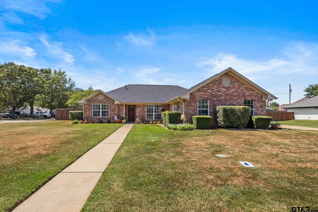 2701 Silver Spring Trail, Mt Pleasant