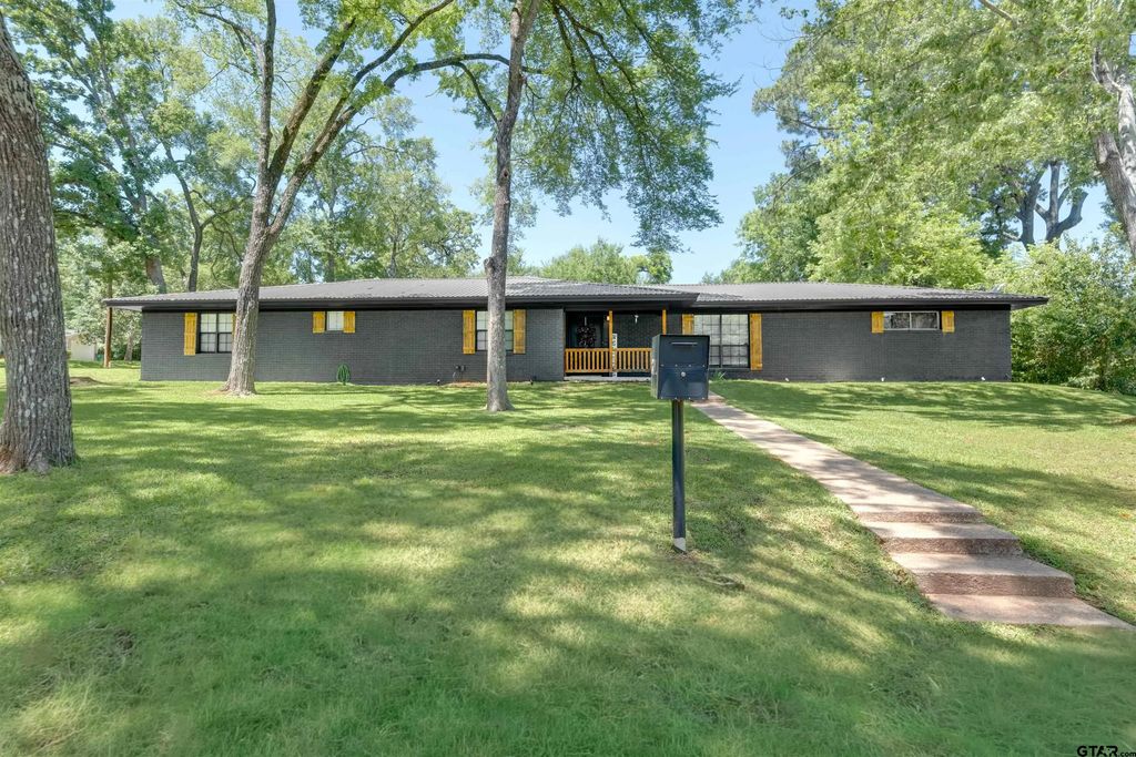207 Lakeshore Dr., Palestine