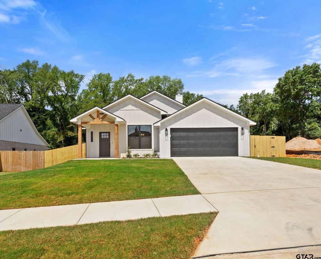 16430 Crossing Circle, Lindale