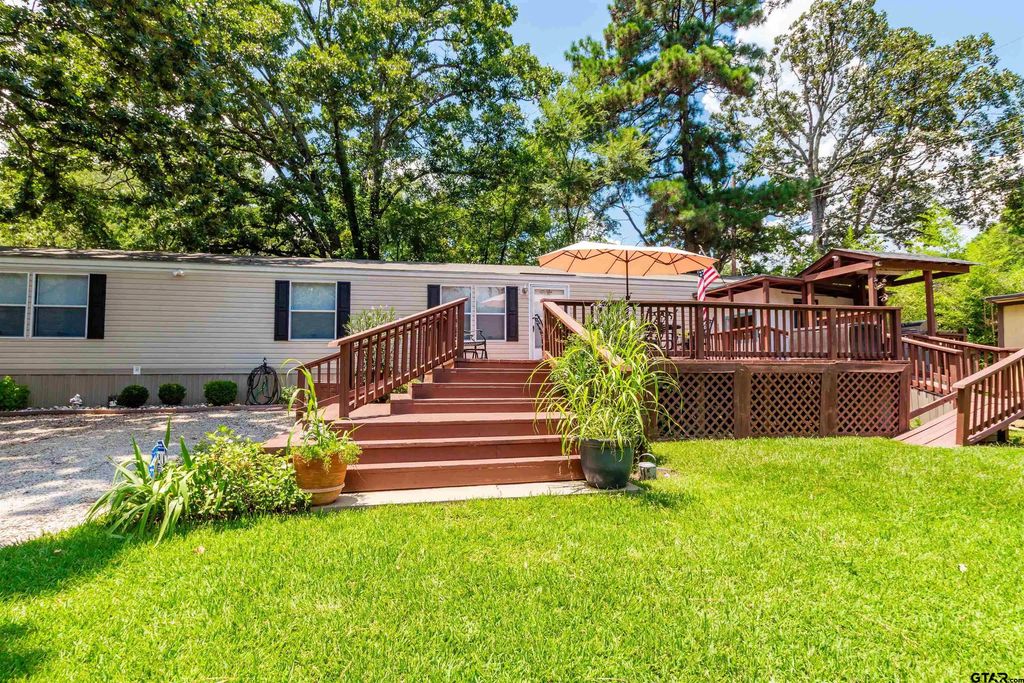 16964 Pine Trail Dr, Flint
