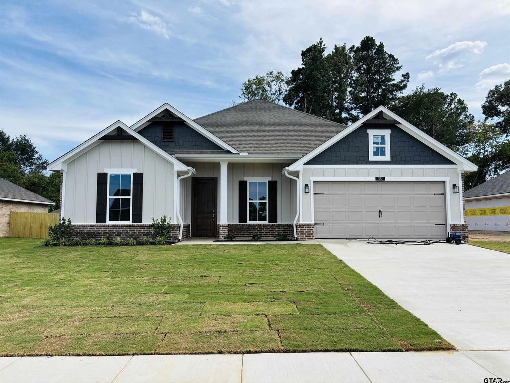 332 Erica Way, Lindale
