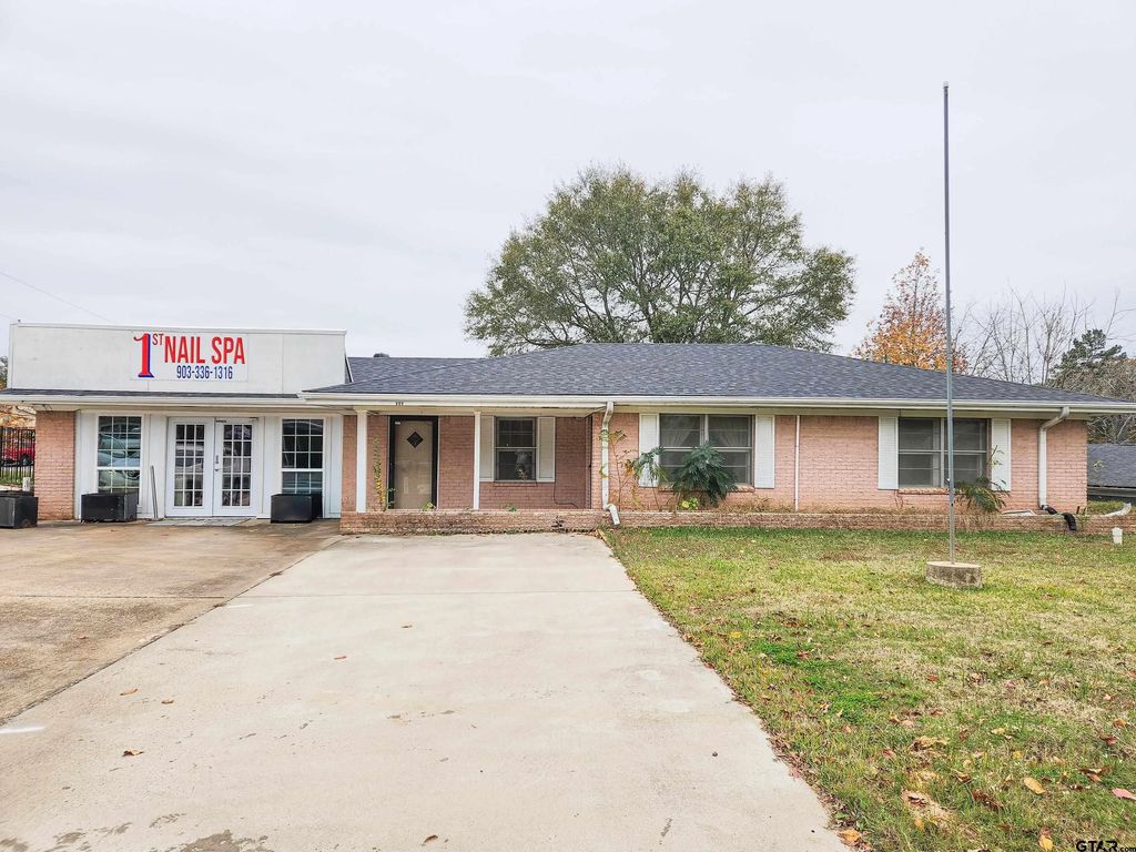 606 Duval, Troup