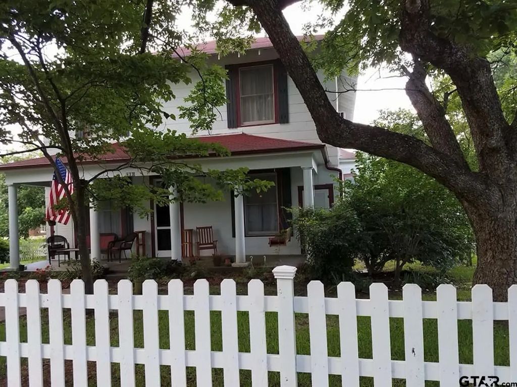 823 S Magnolia St, Palestine