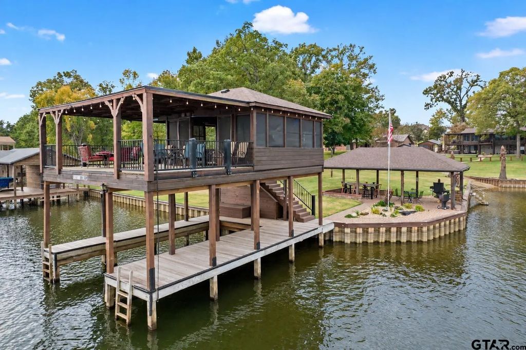 803 County Road  2127, Pittsburg