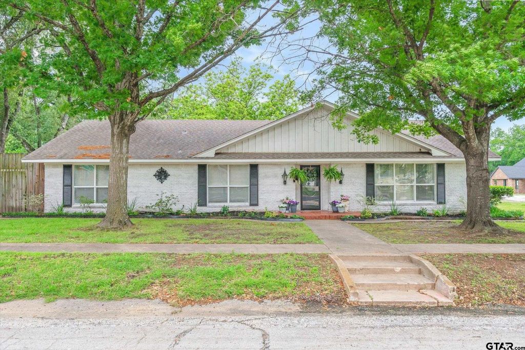 202 S Houston, Edgewood