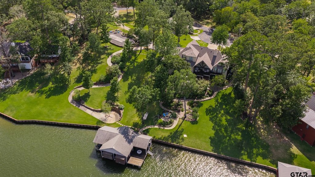 80 Lampasas, Scroggins