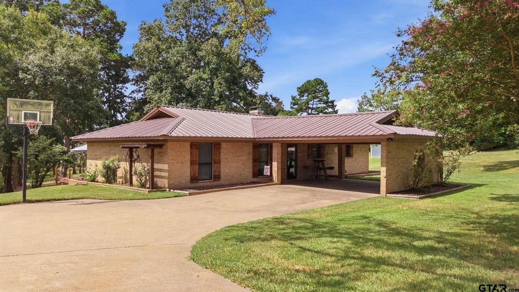 813 El Camino, Grapeland