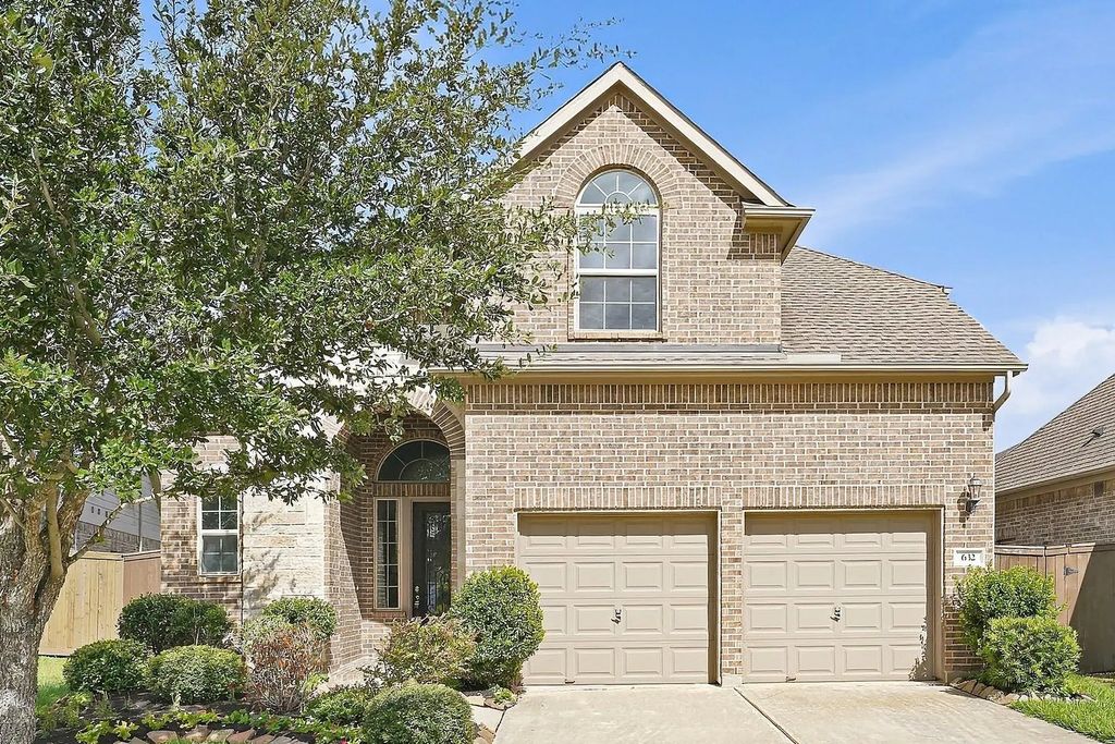 632 Kickapoo Court, Webster