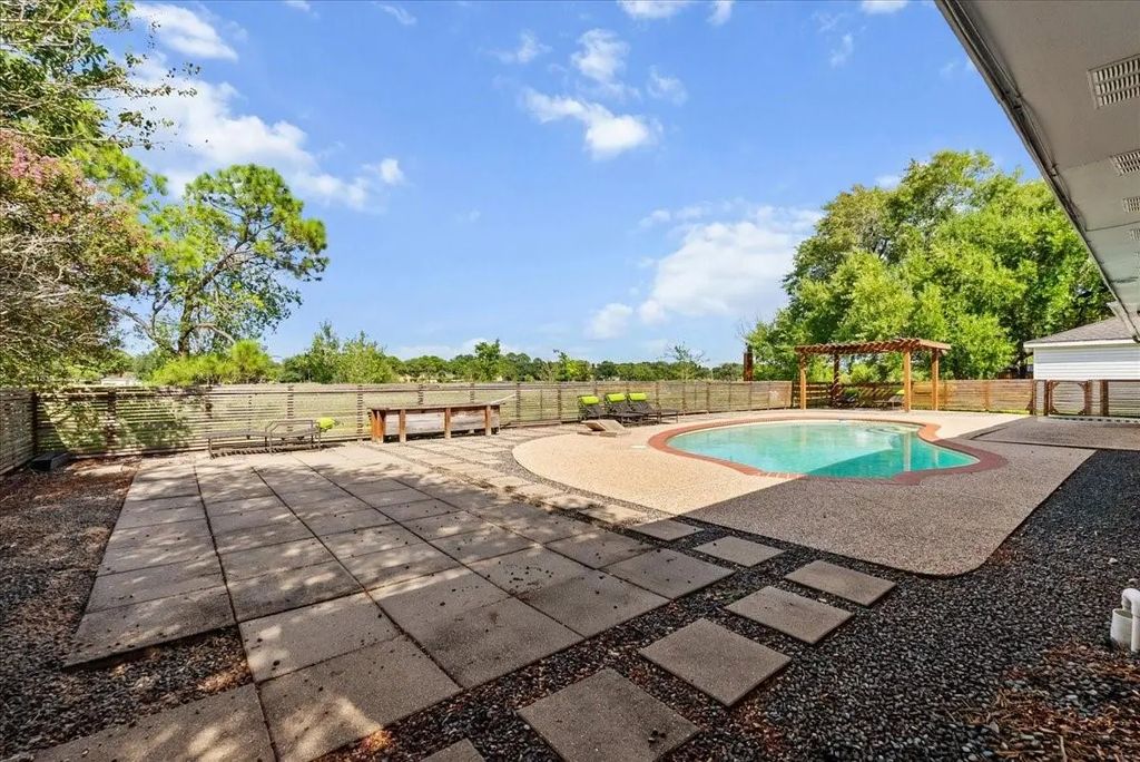 15319 Diana Lane, Houston