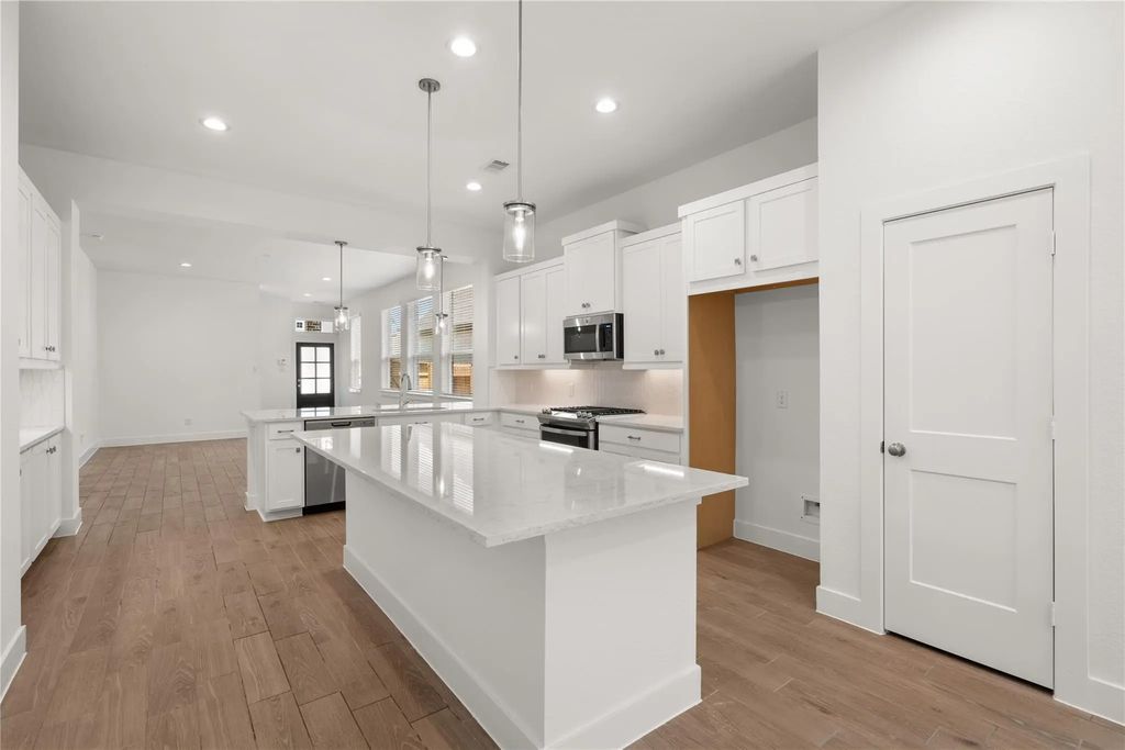 612 Crested Duck Court, Willis