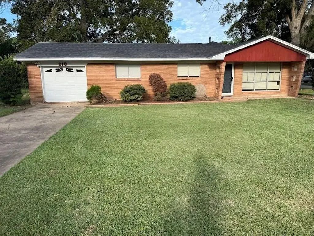 210 Southern Oaks Drive, Lake Jackson