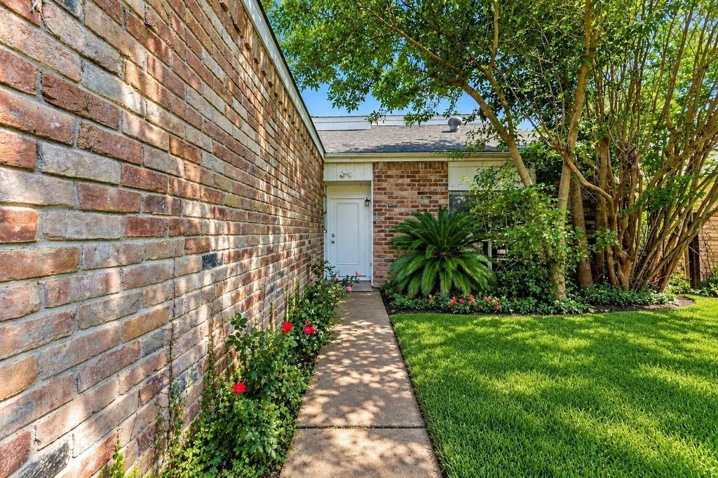13307 Robinglen Drive, Houston