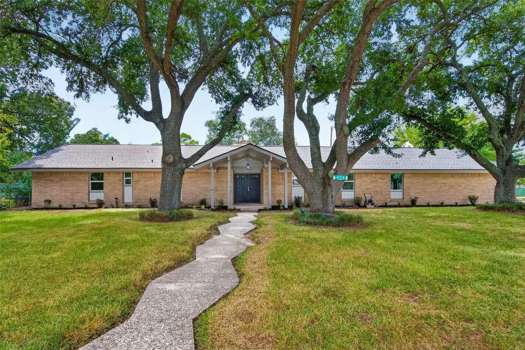 218 Bay Colony Circle, La Porte