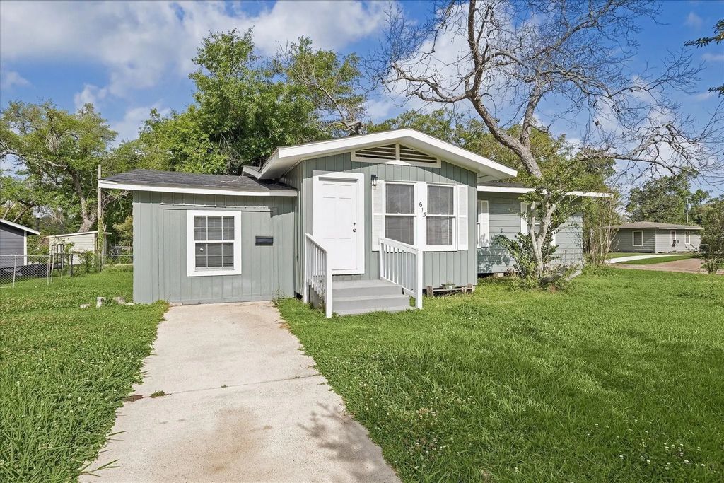 613 Winding Way Street, Lake Jackson