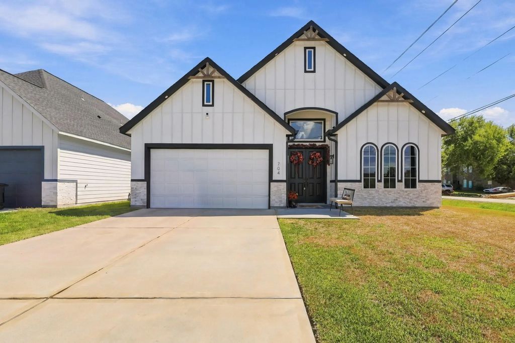 704 E Main Street, La Porte
