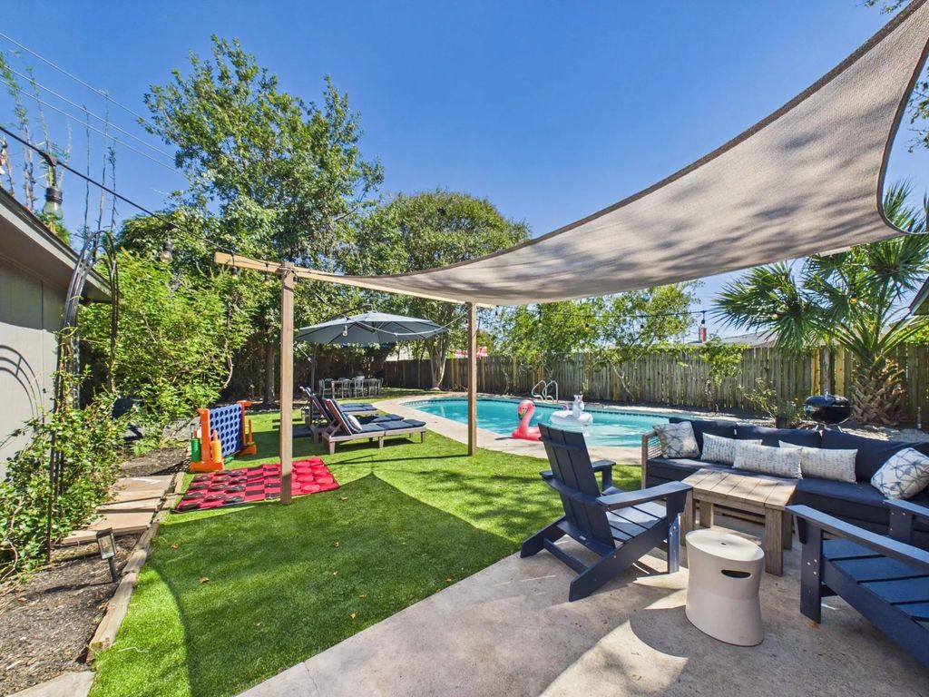 5702 Hoover Street, Houston