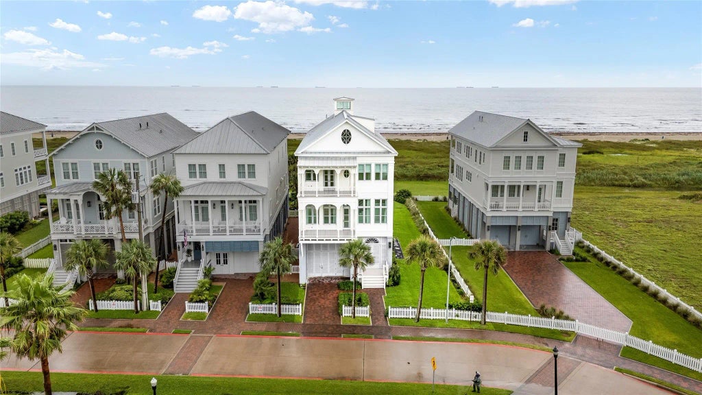 2425 E Seaside Drive, Galveston