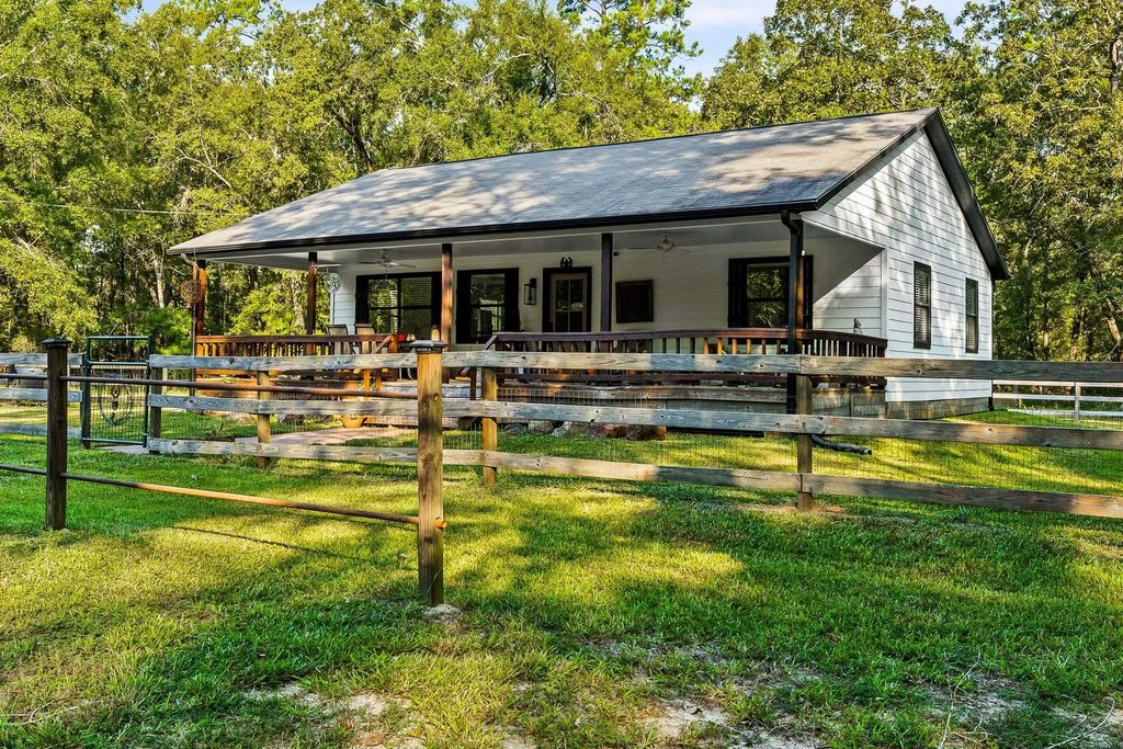 834 County Road, Goodrich