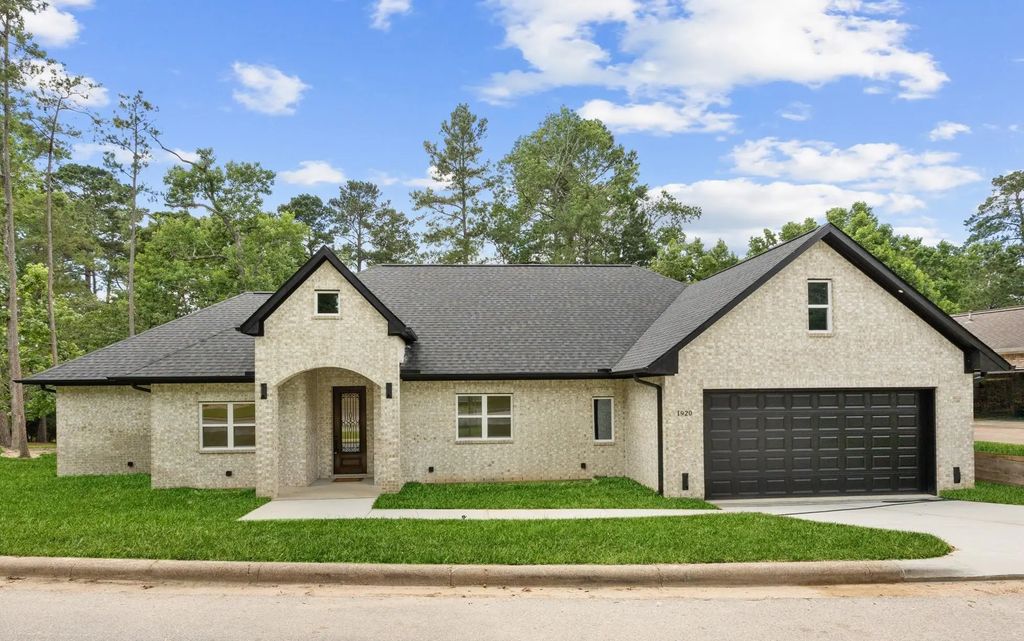 1920 Foxbriar Drive, Huntsville