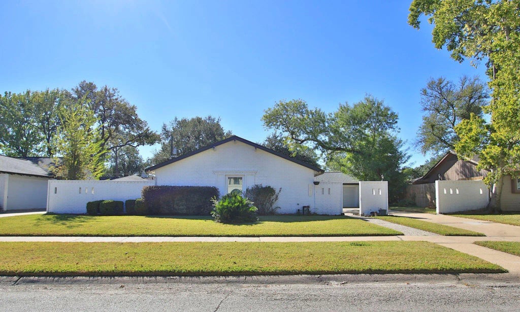 10611 Deerwood Road, Houston