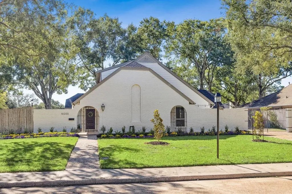 10203 Meadow Lake Lane, Houston