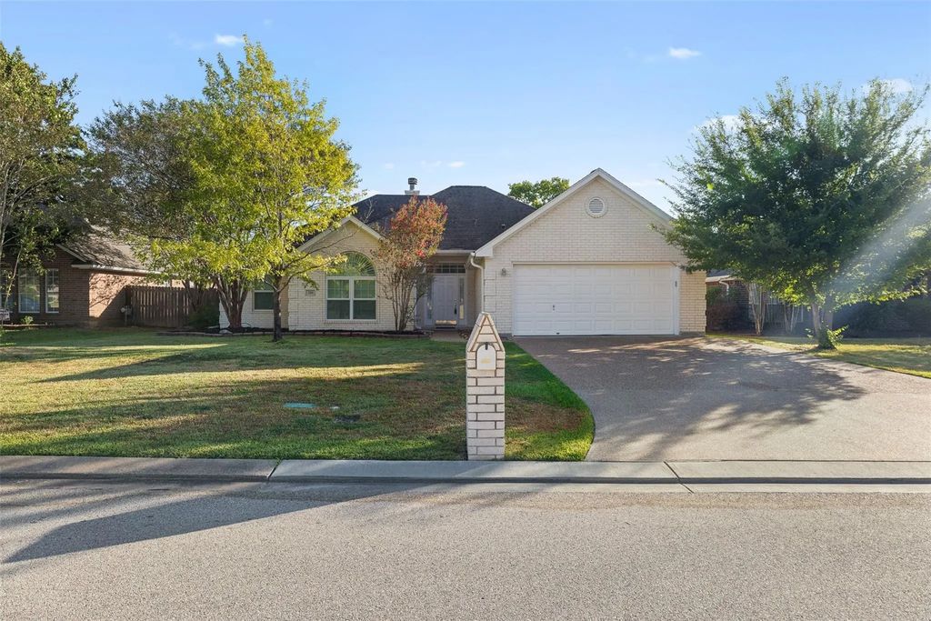 328 Landsburg Lane, College Station