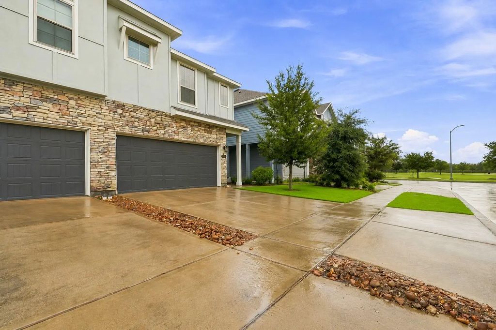 4215 Champlain Way Way, Iowa Colony