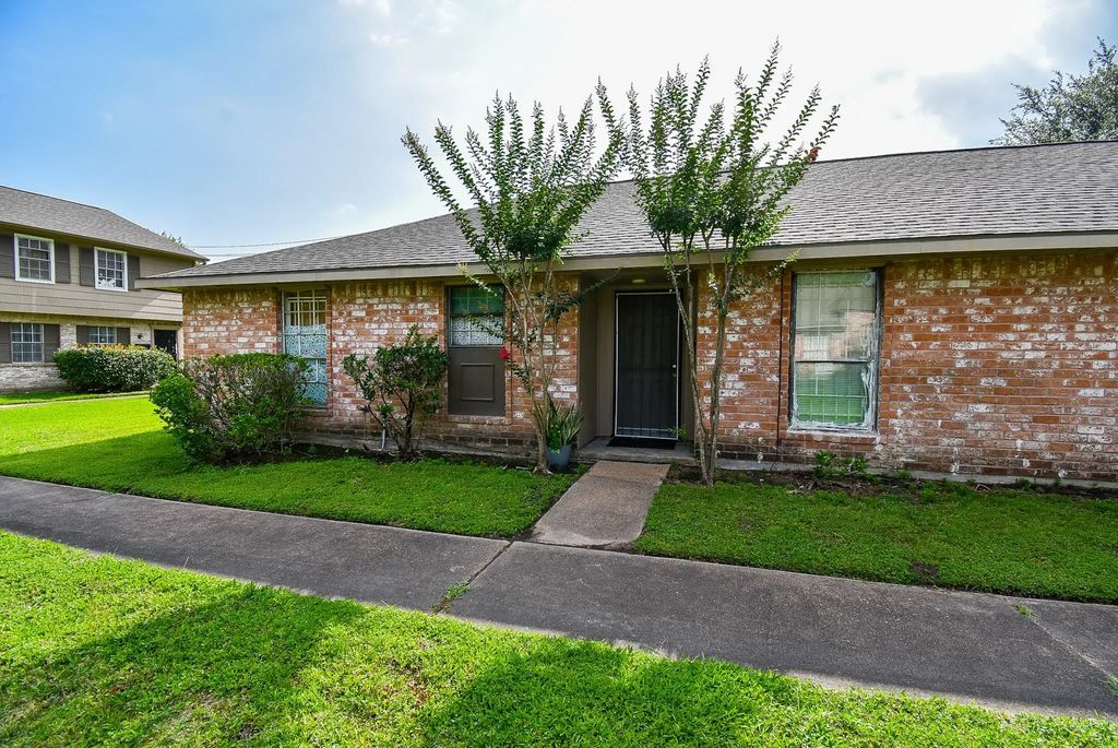 12469 Sharpview Drive 2469, Houston