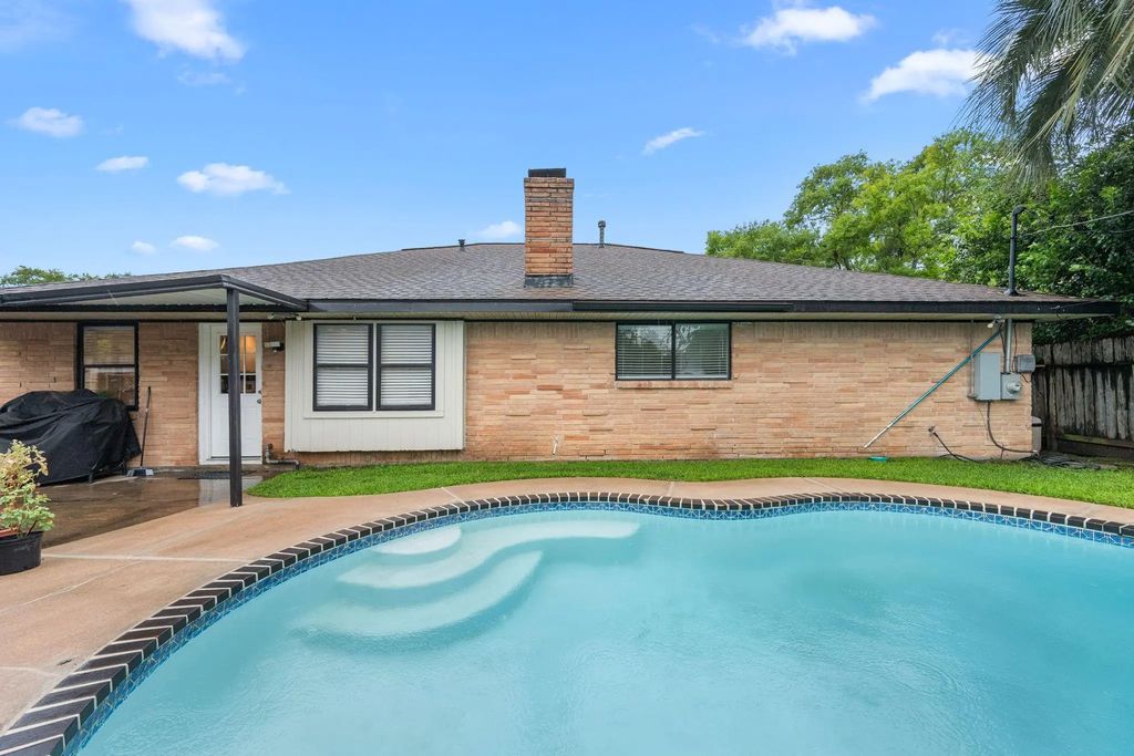 8215 Braes River Drive, Houston