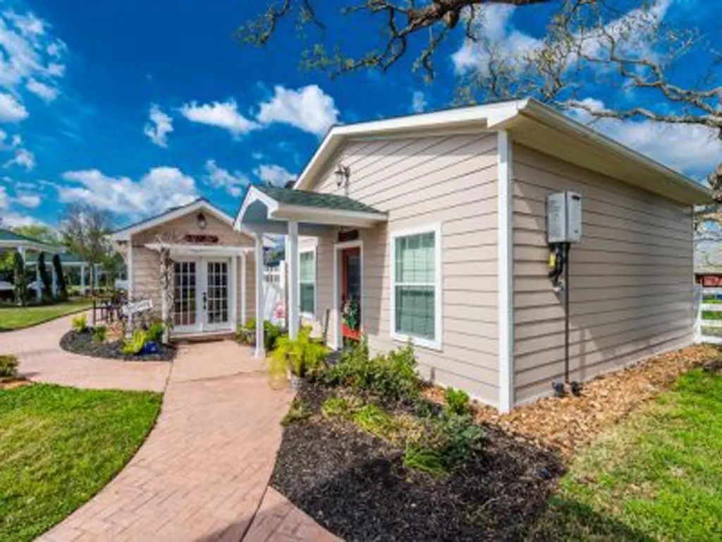9500 Mayfield Avenue B, Shiro