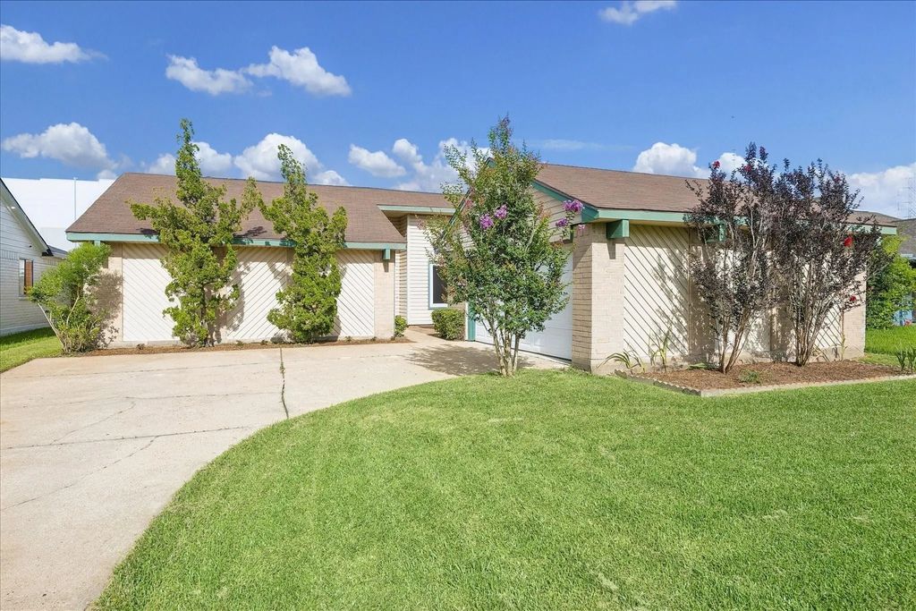 16819 Quail Crest Court, Missouri City